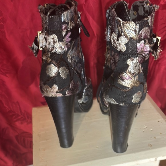 Chic Floral Lace-Up Heels with Gold Accents - Picture 4 of 5
